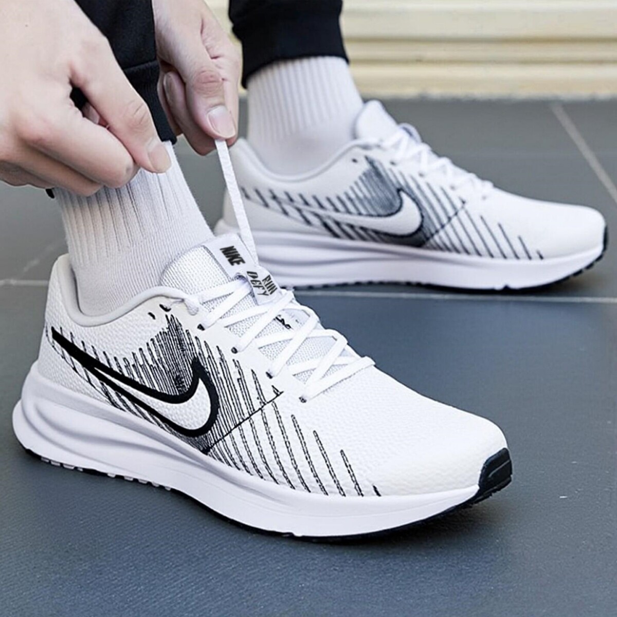 NIKE耐克鞋子春季新款跑
