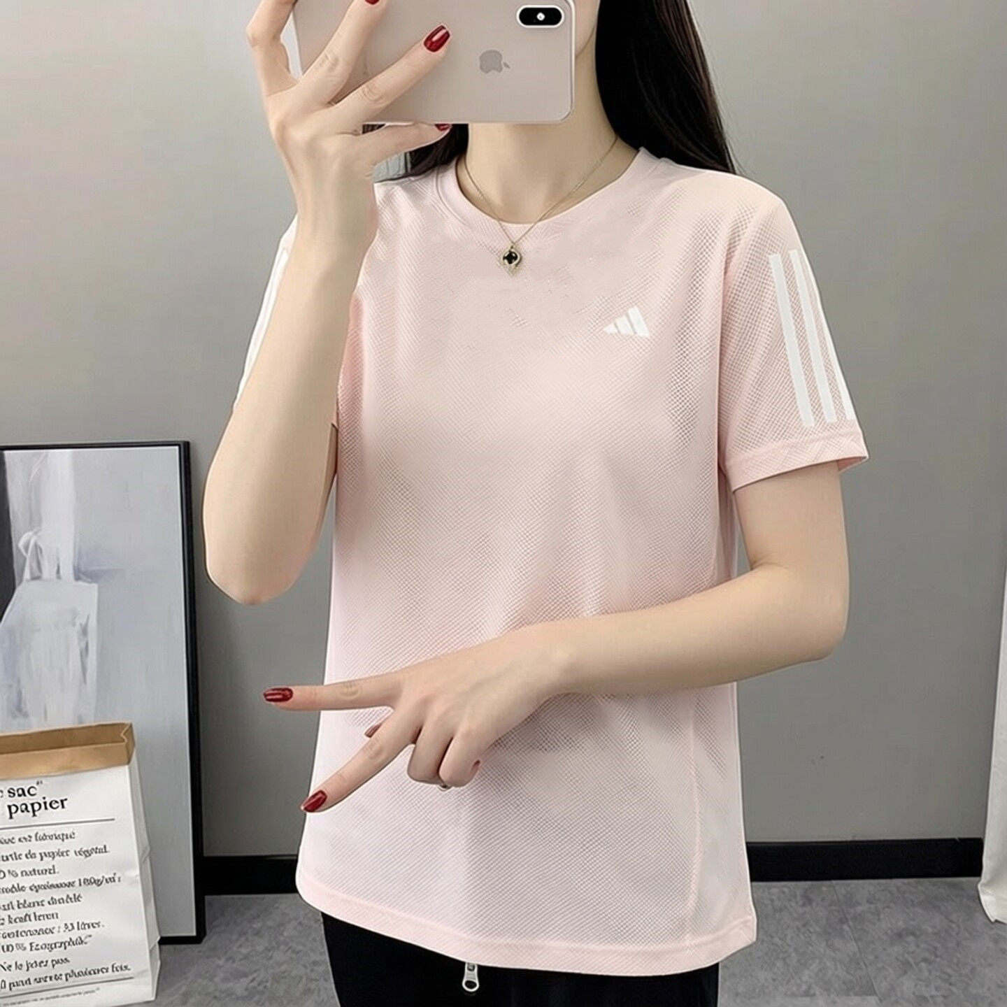 阿迪达斯粉色短袖T恤女装