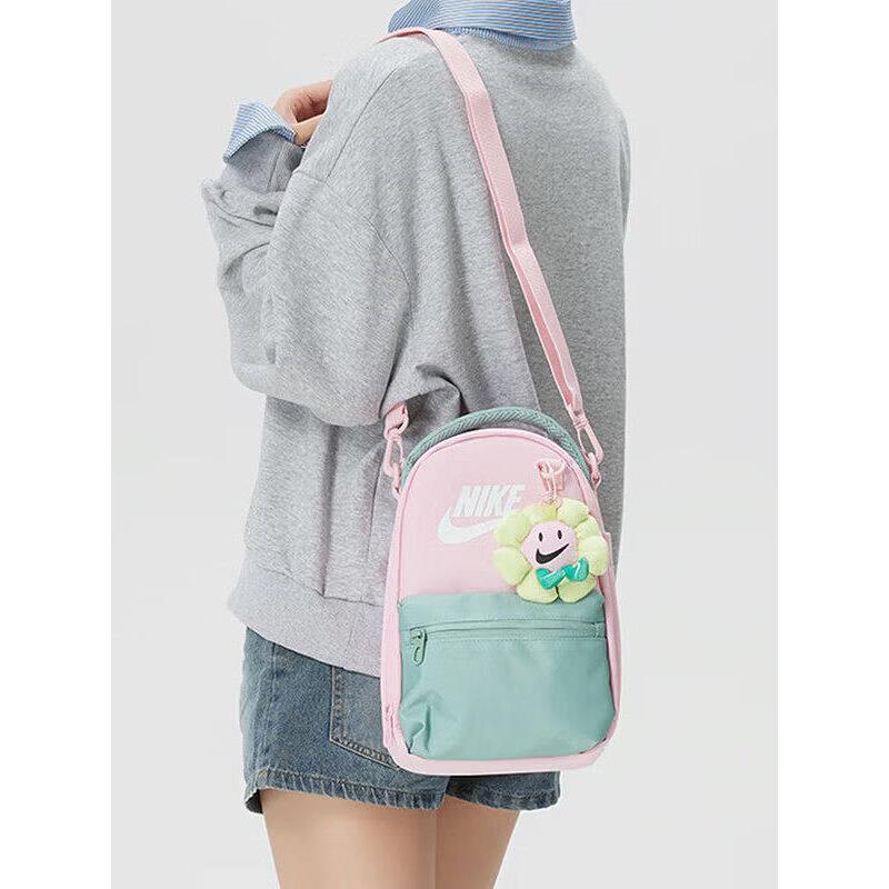 Nike耐克夏季新款撞色斜挎包女小背包卡通挂件大容量户外双肩包