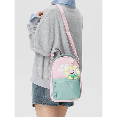 Nike耐克夏季新款撞色斜挎包女小背包卡通挂件大容量户外双肩包