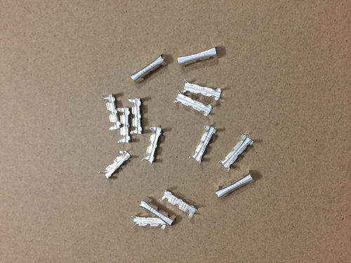 对接端子  接线范围0.5-1.5平方软芯线 单根引线  裸露处可使用热缩管 保护  压接方式可使用压线钳进行接线  抗拉 接触性好 压接性紧  材质 黄铜 镀银 0.4厚