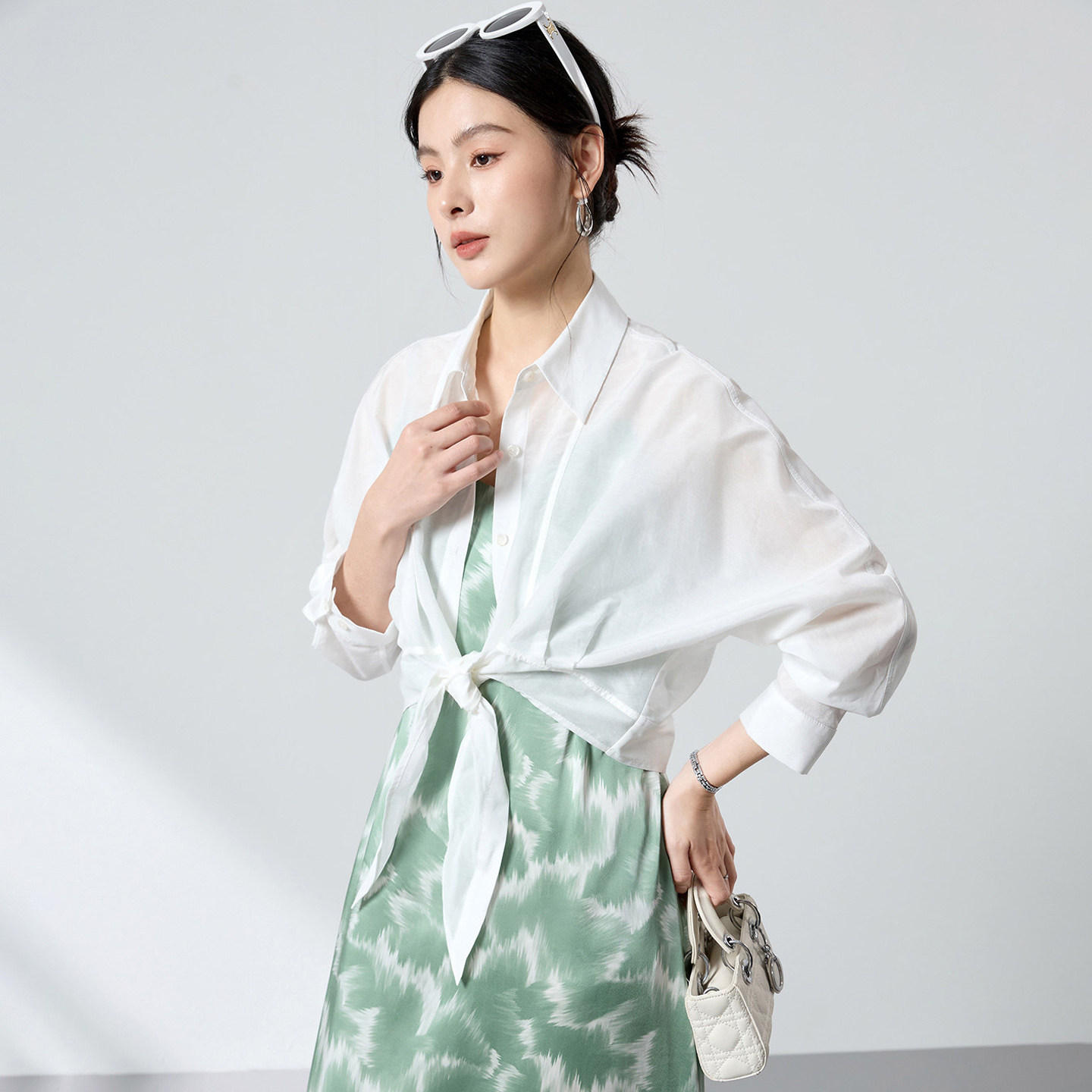 2026年春季白色丝棉短款衬衫下摆系带打结桑蚕丝年轻妈妈女装新款