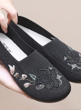 老北京布鞋女鞋绣花鞋平跟妈妈休闲鞋软底防滑透气中老年奶奶单鞋