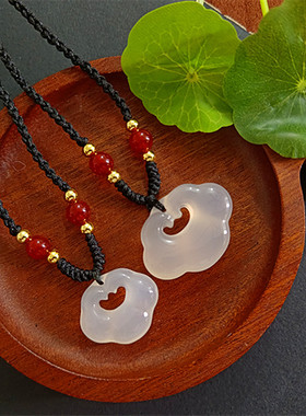 高冰白玉髓云朵锁祥云锁吊坠玛瑙项链抖音得物爆款男女情侣玉佩