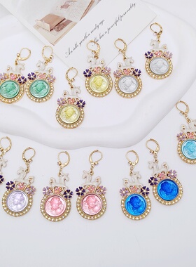 莉杭饰品KF睡梦人白色小马花朵搭配滴釉工艺精致镶钻修饰个性耳环