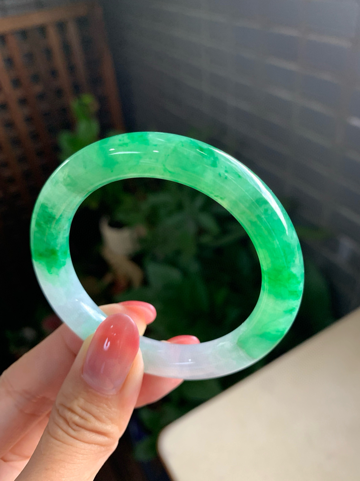 缅甸A货翡翠手镯49圈口冰种飘绿正圈手镯种老肉细女款带证书