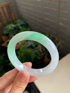 天然A货翡翠冰种飘绿正圈手镯50圈口冰透飘绿春彩