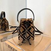 清新甜美羊毛女士单肩包休闲撞色水桶包Mon Tresor背包搭配斜挎包