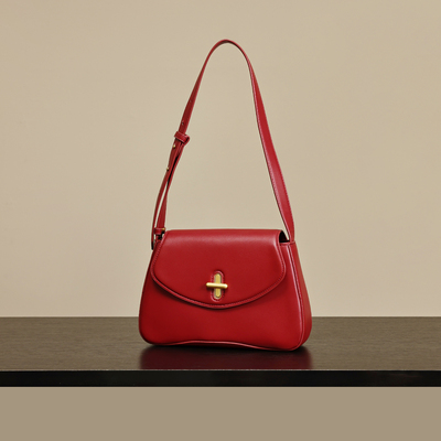 简约通勤锁扣法棍包大容量斜挎