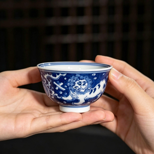 景德镇手绘青花狮子滚绣球主人杯内绘主人杯