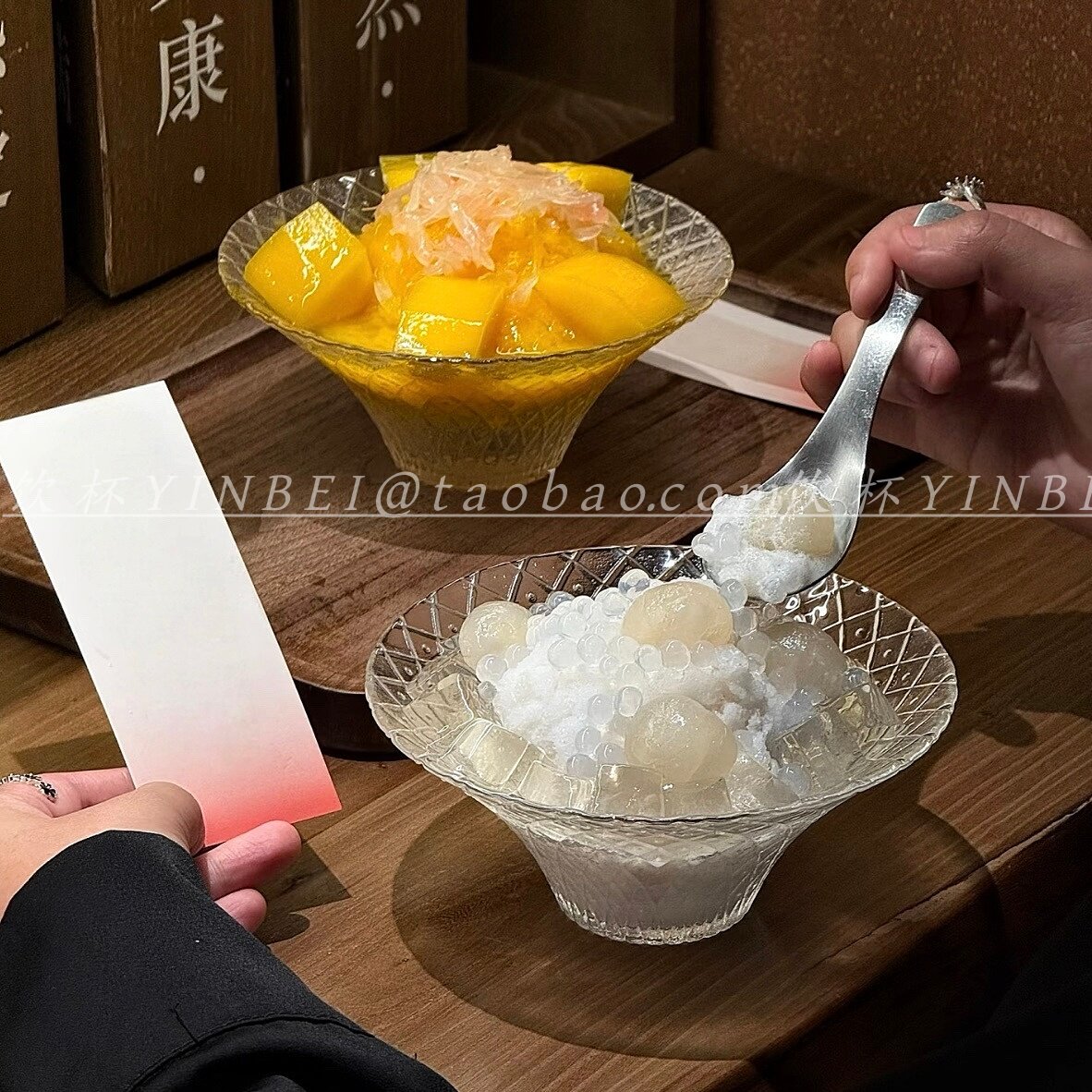 菱格纹斗笠玻璃网红甜品店