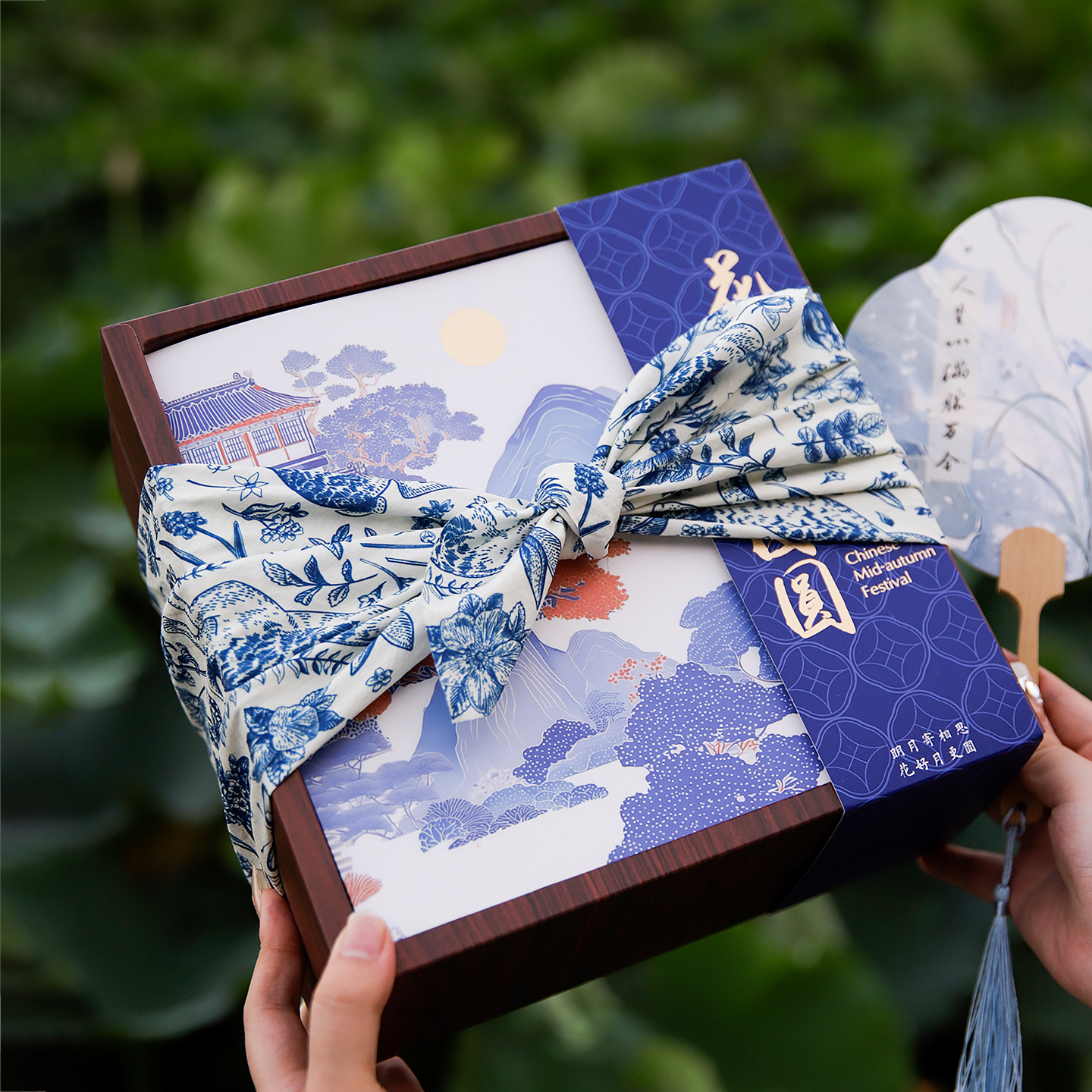 中秋月饼礼盒包装盒新款中式国风青花瓷韵山水画流心月饼空盒子