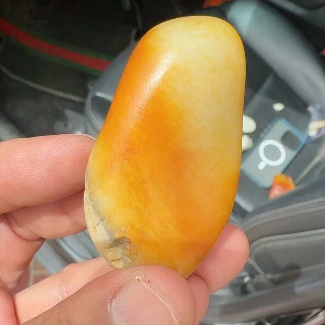 正宗新疆和田玉籽料高脂粉黄沁原石玩料把件鸡油黄过灯料原籽真皮