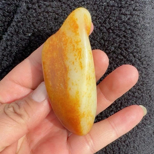 新疆和田玉籽料红皮白玉原石挂件