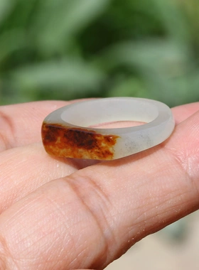 新疆和田玉籽料枣红皮白玉戒指