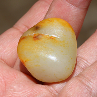 正宗新疆和田玉籽料洒金皮白玉玉龙河原石高脂粉油润男女款小挂件