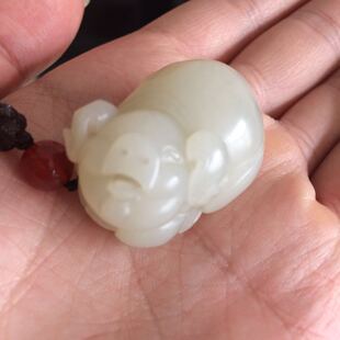 正宗新疆和田玉籽料原皮洒金皮油润白玉生肖挂件苏工精美福猪吊坠