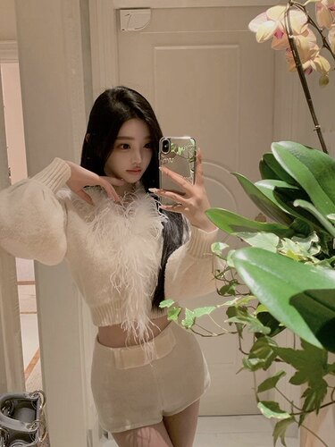 GGQSDZ*韩一个*lau小众鸵鸟毛V领毛衣长袖短款针织纽扣开衫上衣女