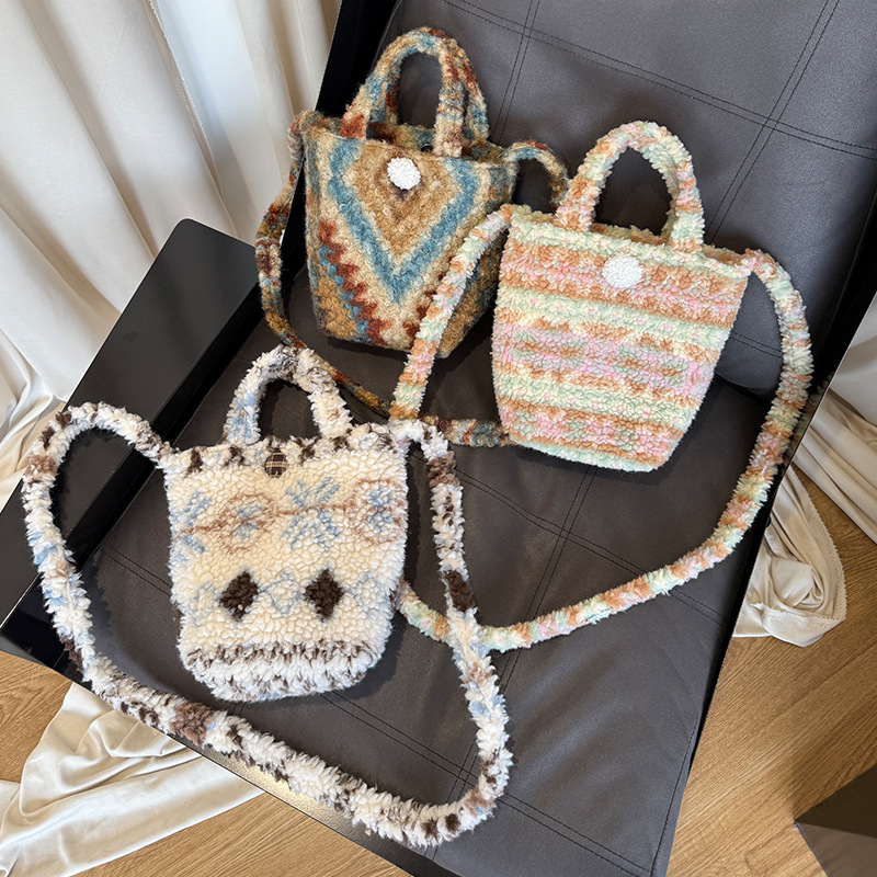 冬季新品民族风毛绒绒手提包可斜挎手机包便携式遛弯实用小包包女