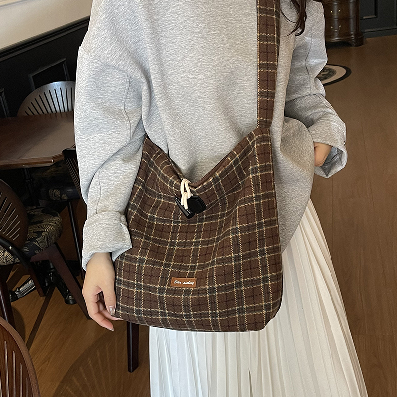 秋冬毛呢格子大容量包包女2025新款潮韩国学院风水桶包单肩斜挎包