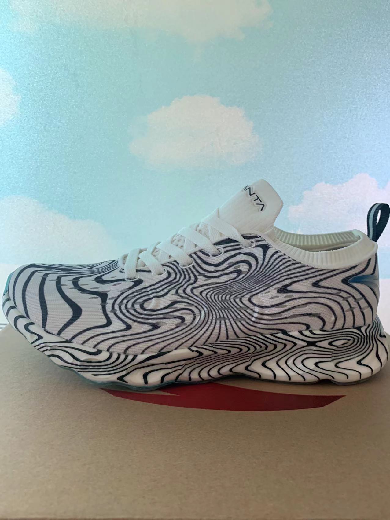 网面透气轻便闪能减震休闲跑步鞋