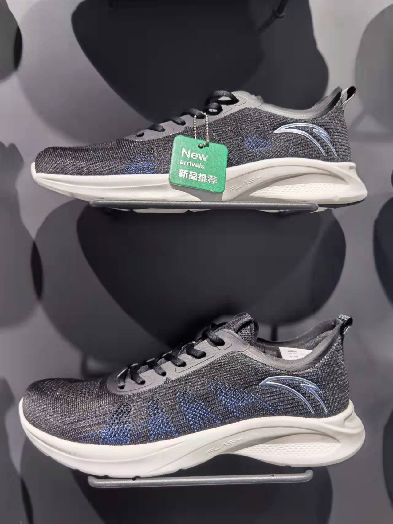 安踏男生轻便透气舒适