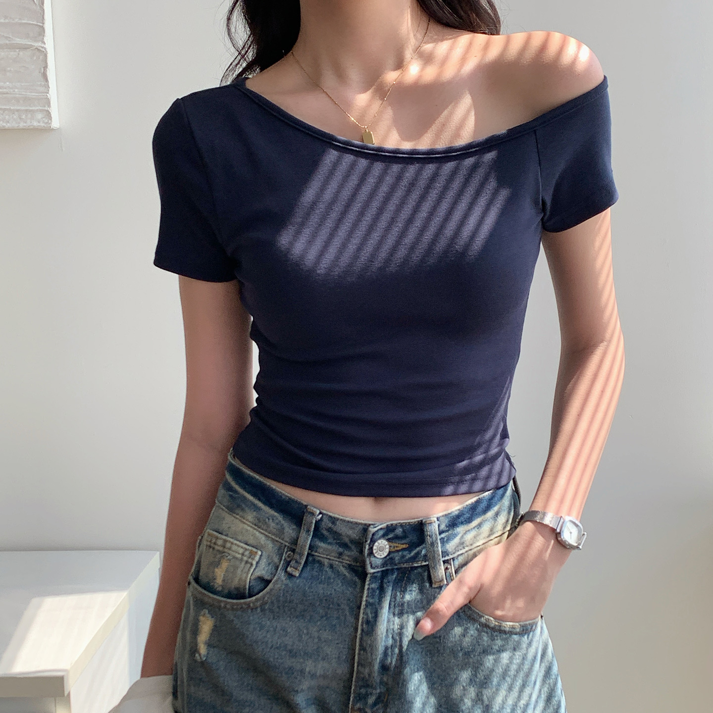 春夏季设计感斜肩一字领修身带胸垫纯欲风辣妹短款上衣短袖T恤女
