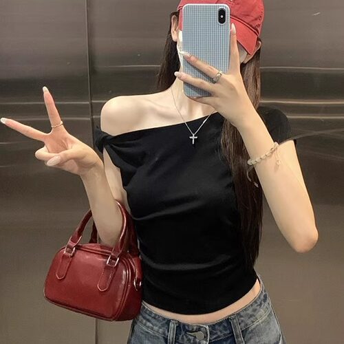 别致扭结chic斜肩褶皱修身黑色短袖t恤女韩版辣妹露肩锁骨短上衣