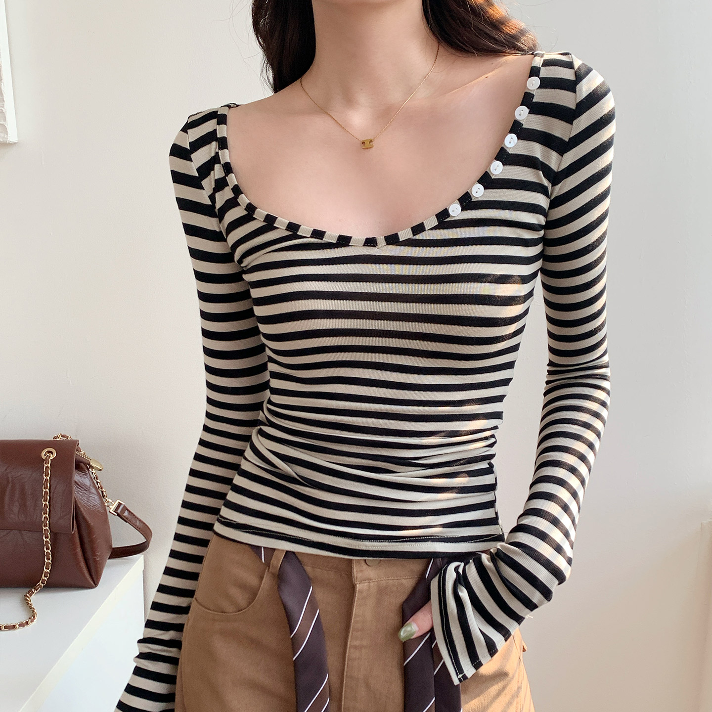 欧美风复古条纹热辣长袖T恤女显瘦新款修身辣妹设计感喇叭袖上衣