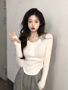 秋冬季设计感纽扣圆领长袖T恤女纯欲风修身心机打底圆弧下摆上衣