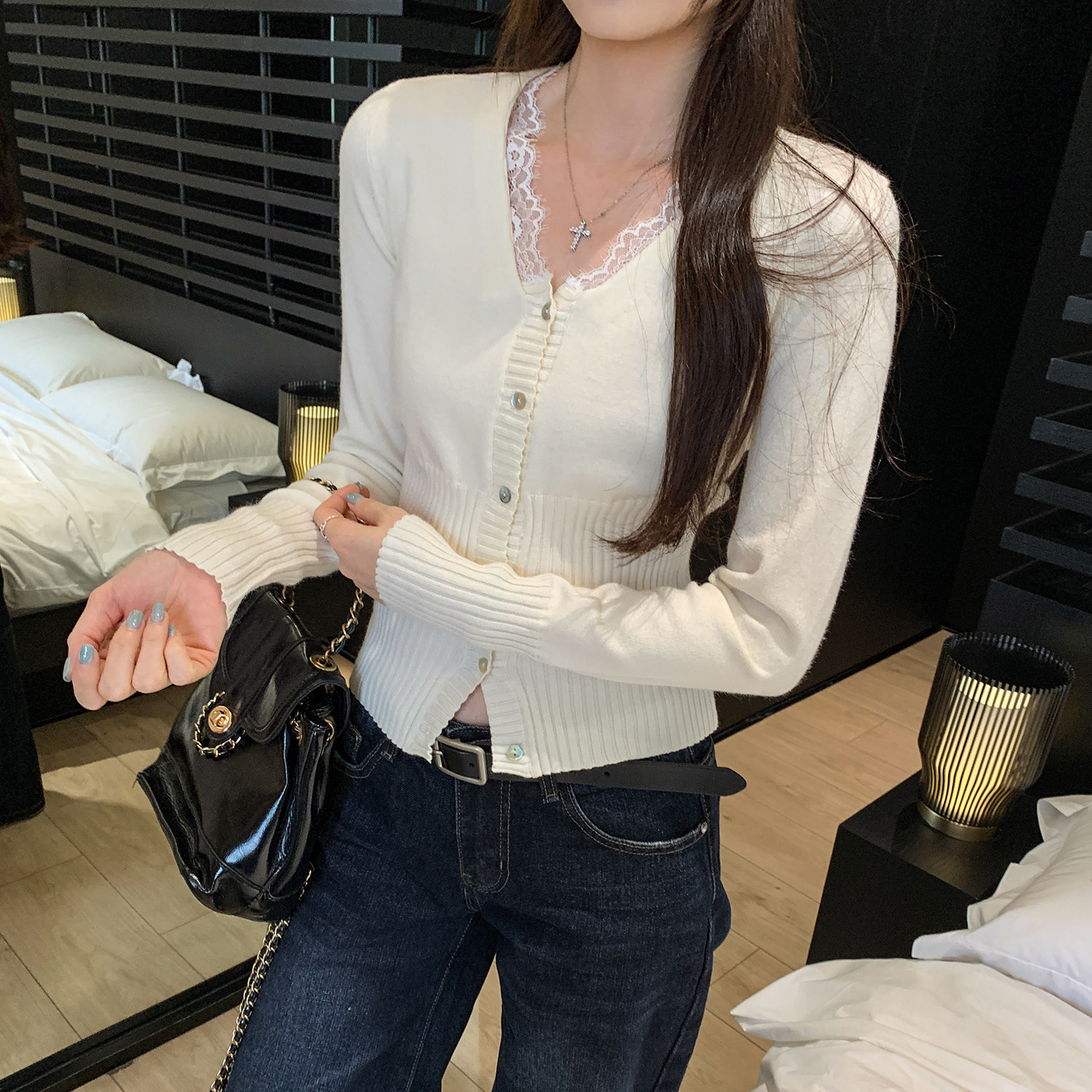 设计感绝美蕾丝拼接V领针织开衫毛衣女秋季2026新款修身短款上衣