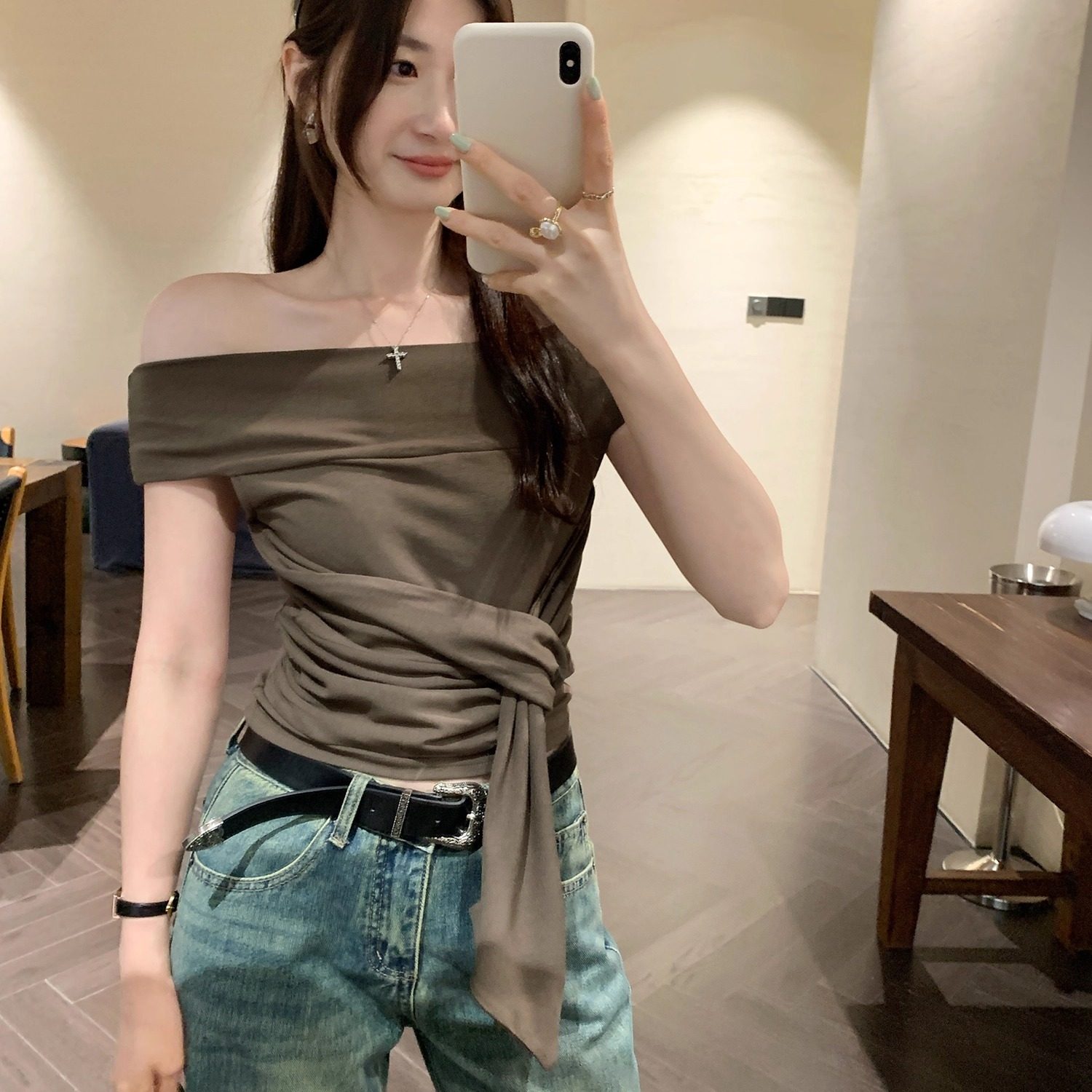 纯欲风一字肩露肩短袖T恤女2026夏季新款高级感chic别致绑带上衣
