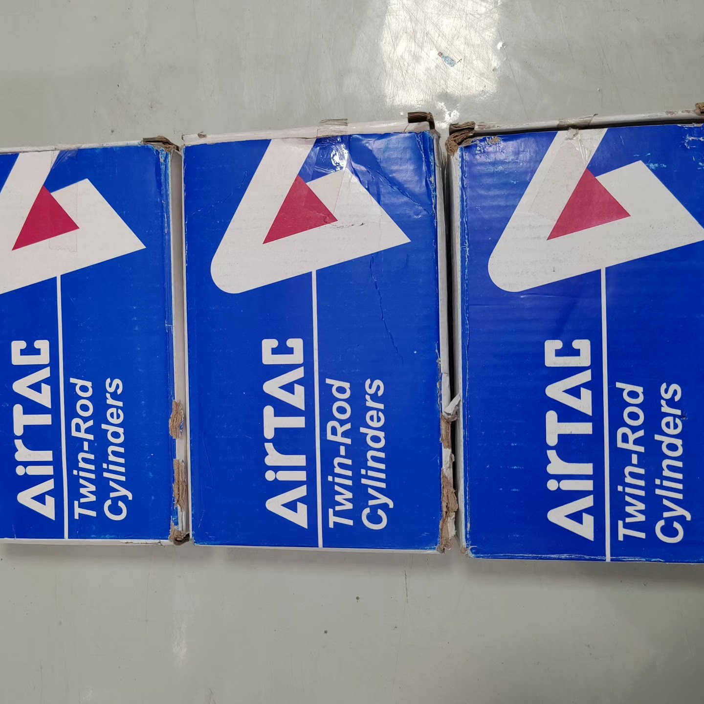 TN32X20S，亚德客双轴气缸，，，议价