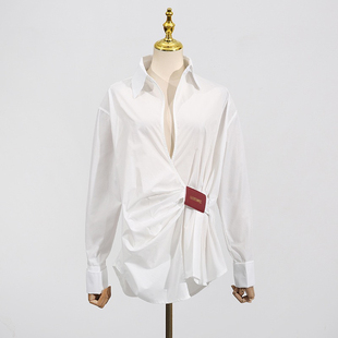 单依纯同款法式简约不规则皮标衬衫白色设计感优雅千金感中长衬衣