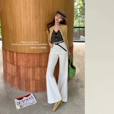 版型超好看的白色微喇叭牛仔裤女