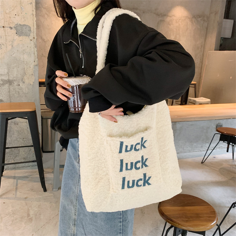 外口袋刺绣背心包大容量羊羔毛