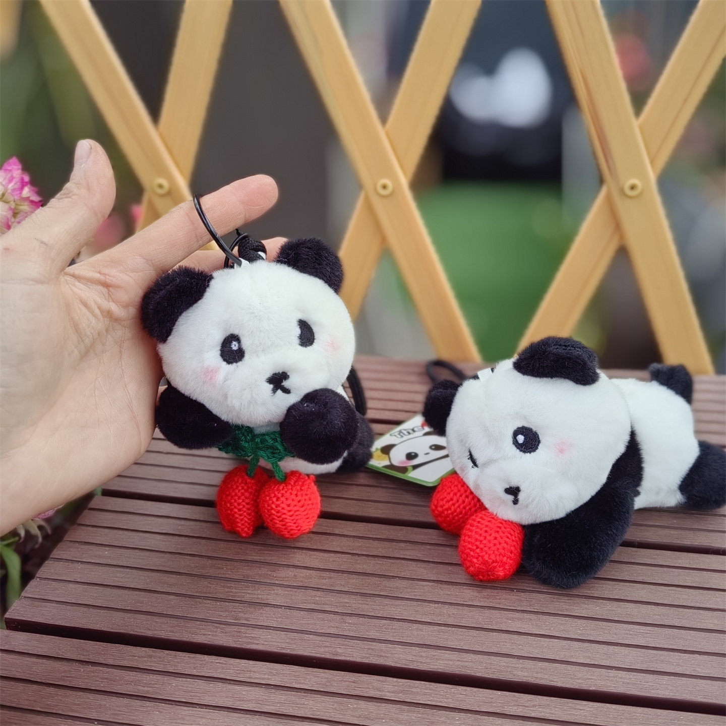 可爱大樱桃熊猫毛绒包挂件图片