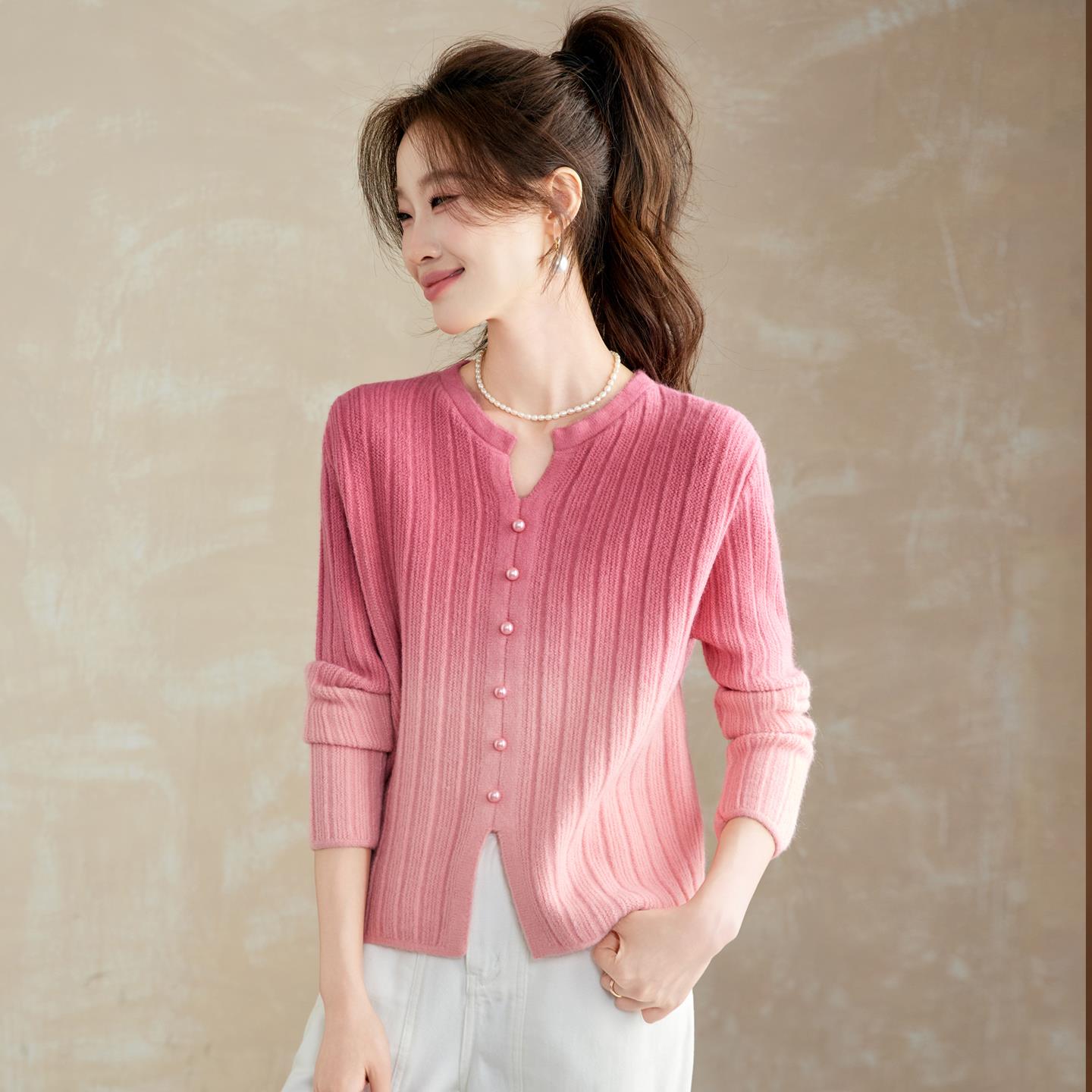 渐变色韩系穿搭毛衣女2025秋冬慵懒高级感V领针织衫内搭打底上衣