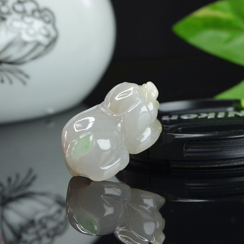 天然A货带绿翡翠猪挂件本命年玉猪吊坠时尚男女生肖玉佩玉坠项链