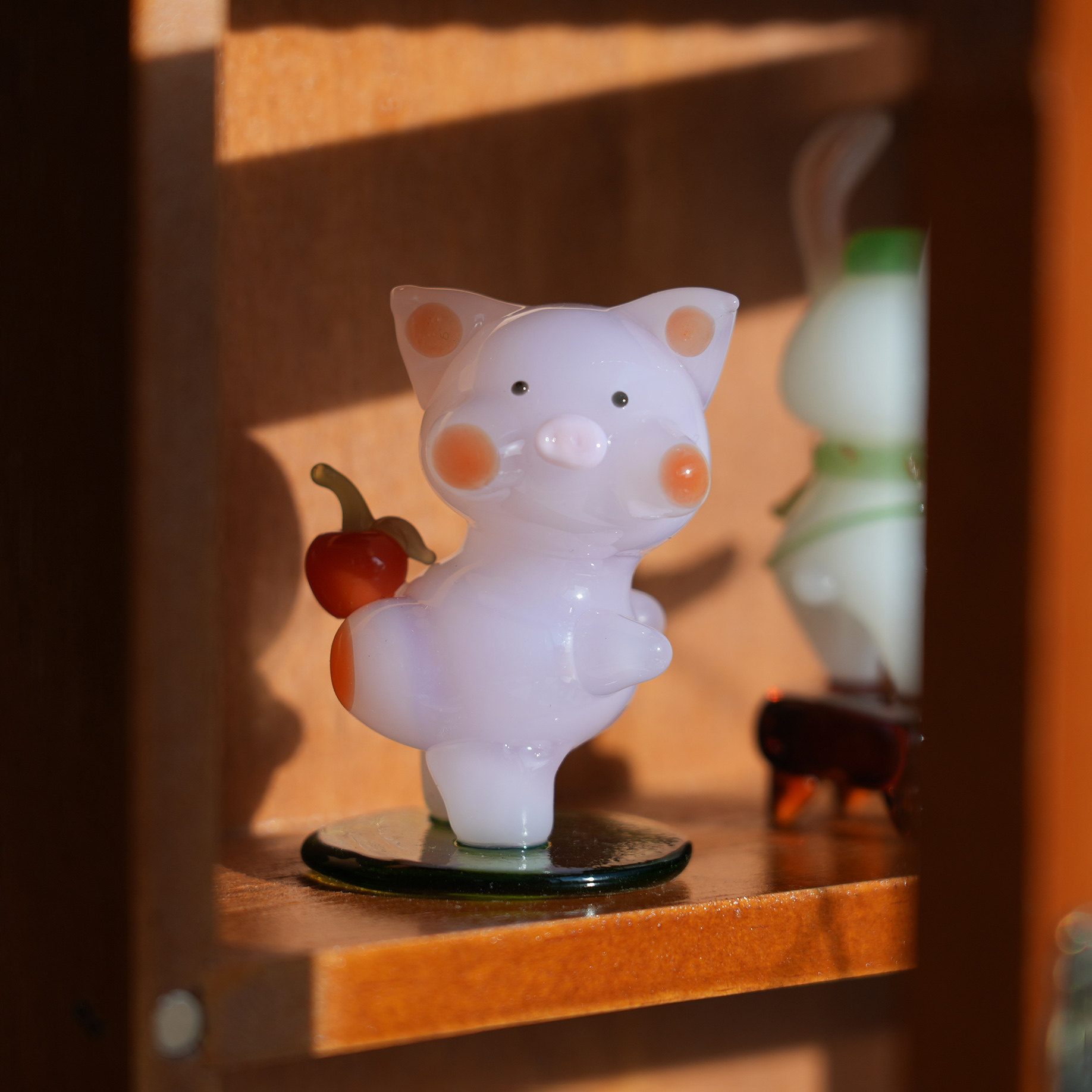 淄博琉璃手作顶苹果的翘臀猪车载桌面摆件创意俏皮小猪装饰品礼物,家居饰品,装饰摆件,淘宝优惠券,粉丝福利购,淘宝优惠卷