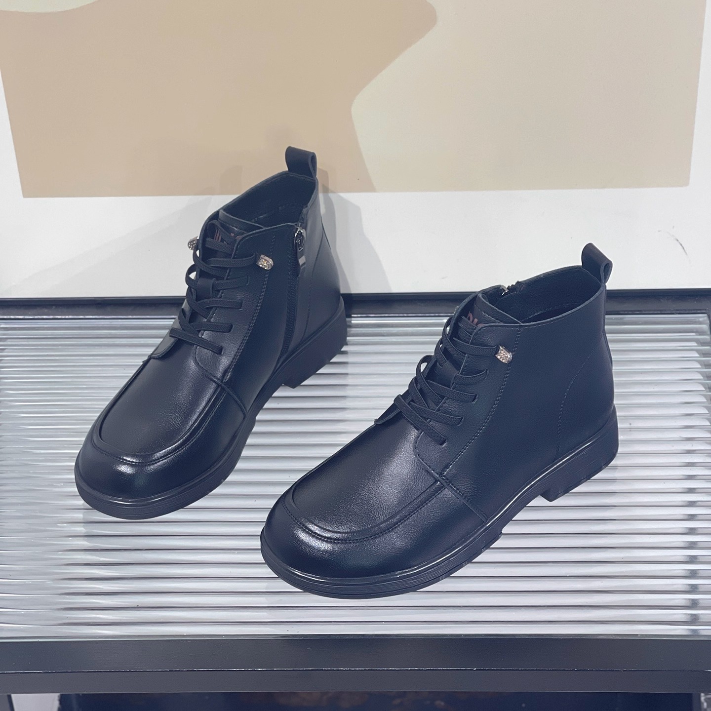 2025秋冬新款内里加绒保暖短靴女英伦风黑色软底马丁靴短筒靴女靴