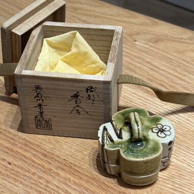 日本绿织布烧异形陶瓷小香盒5cm  原木盒供布 全新