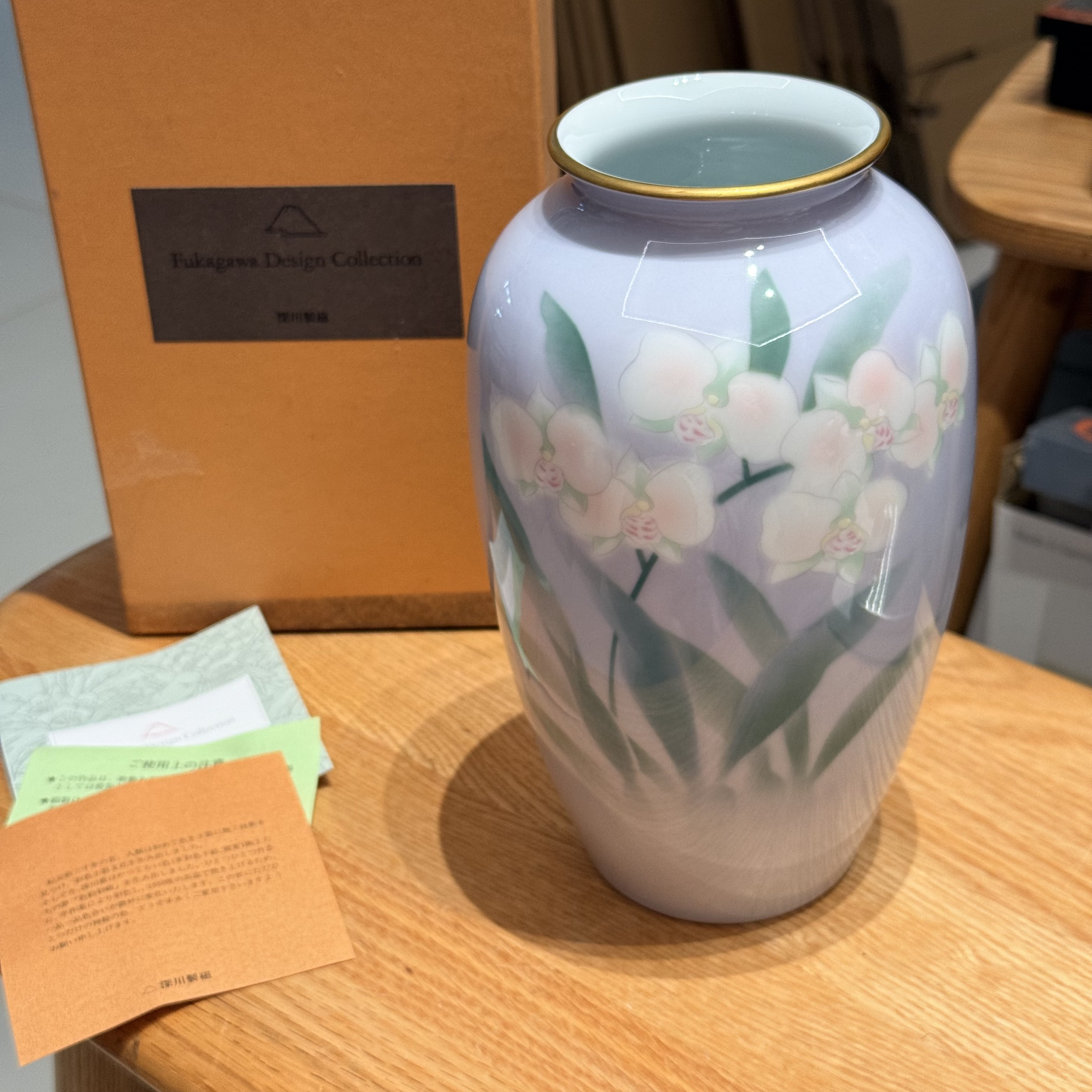 日本深川制中古色绘彩磁紫色蝴蝶兰花瓶 21cm 原盒保真 有纪念款