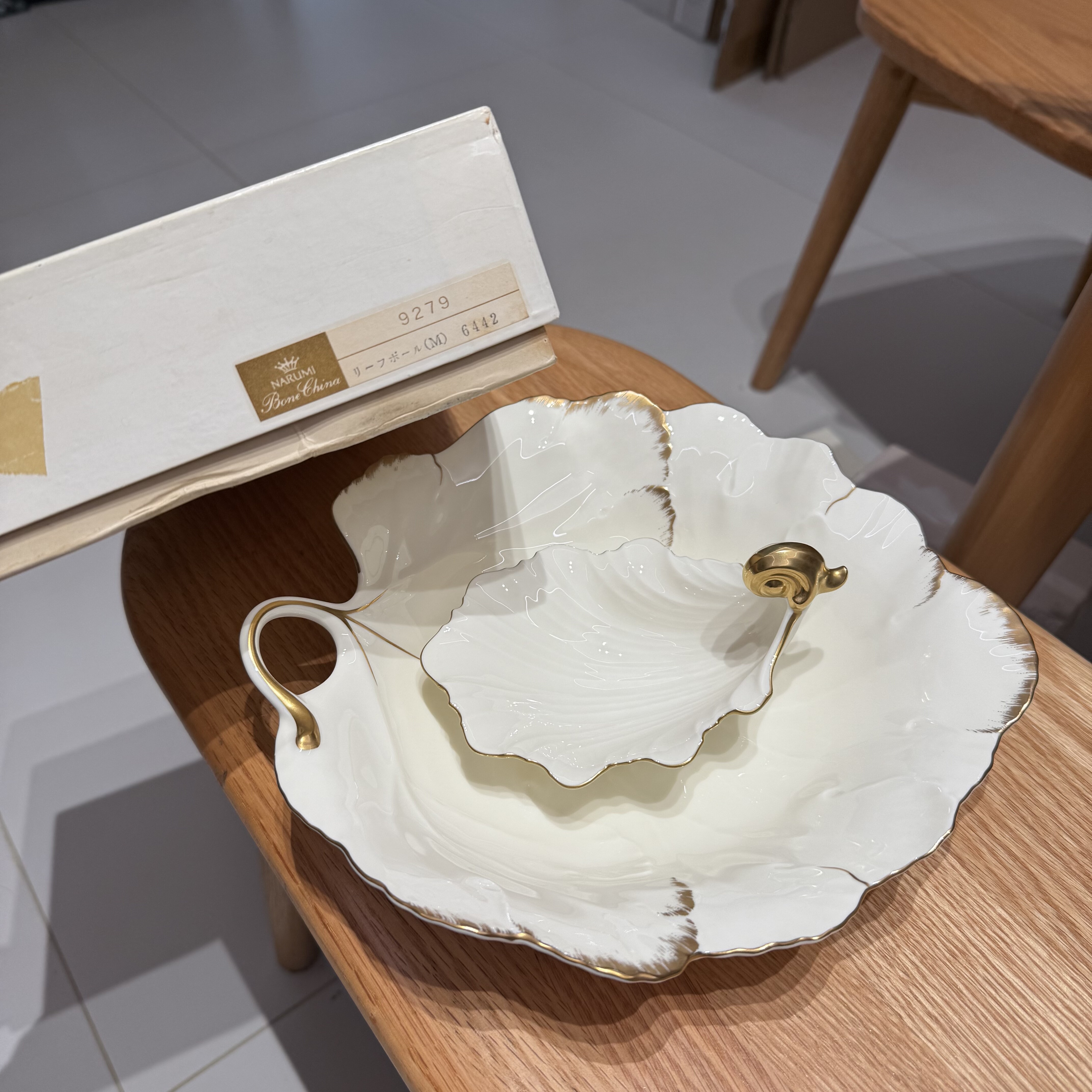 日本Narumi鸣海浮雕重鎏金骨瓷叶子盘 稀有品 中古原盒 2件装