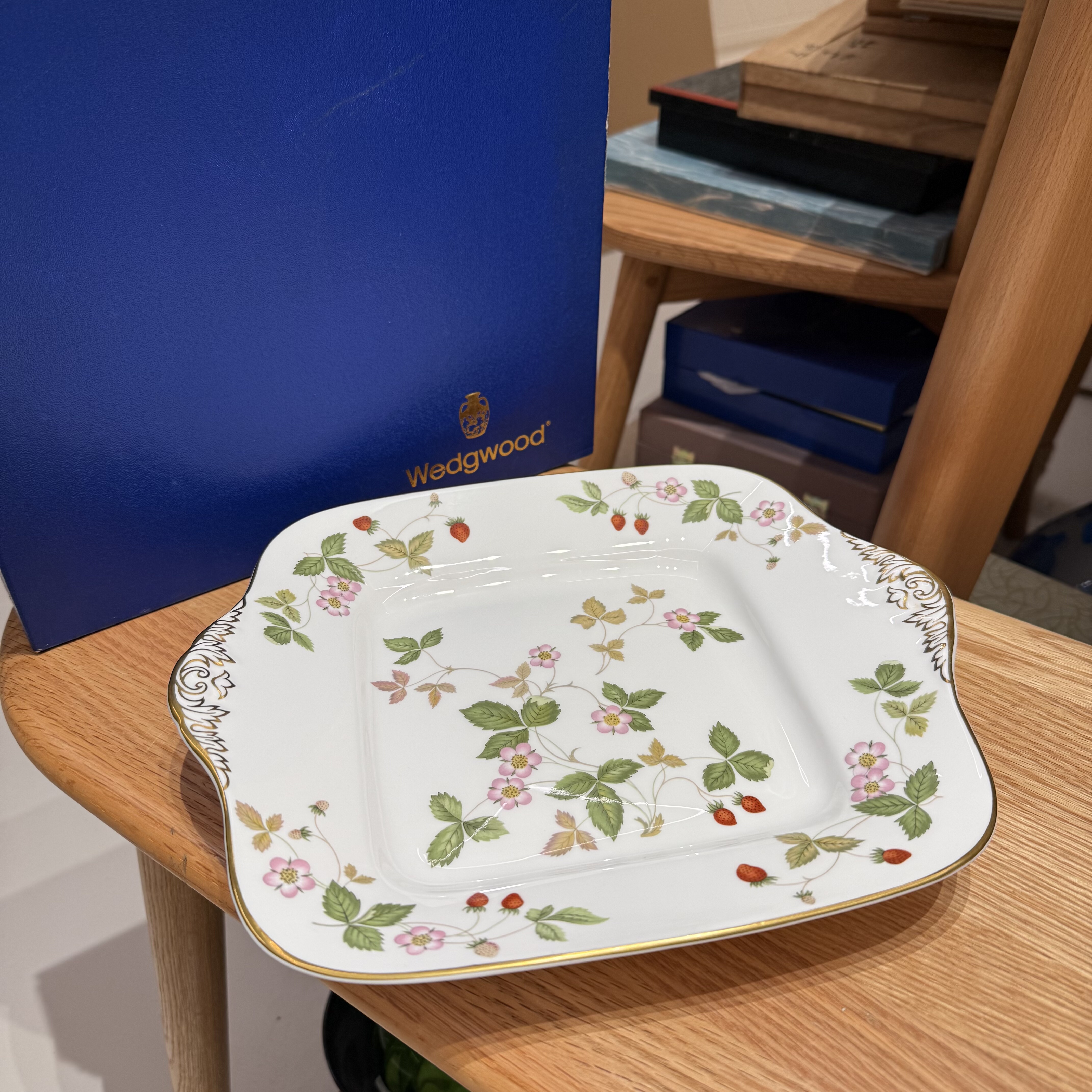 英国WEDGWOOD威基伍德野草莓双耳浮雕骨瓷盘27cm 中古原盒 保真