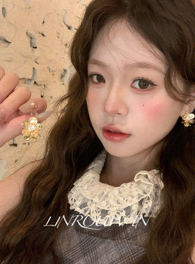 精致韩女 双花相拥锤纹镶合成锆石耳钉气质耳饰轻奢高级感耳环女