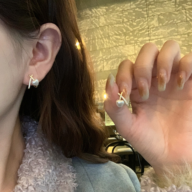 锆石珍珠爱心交错金属耳钉