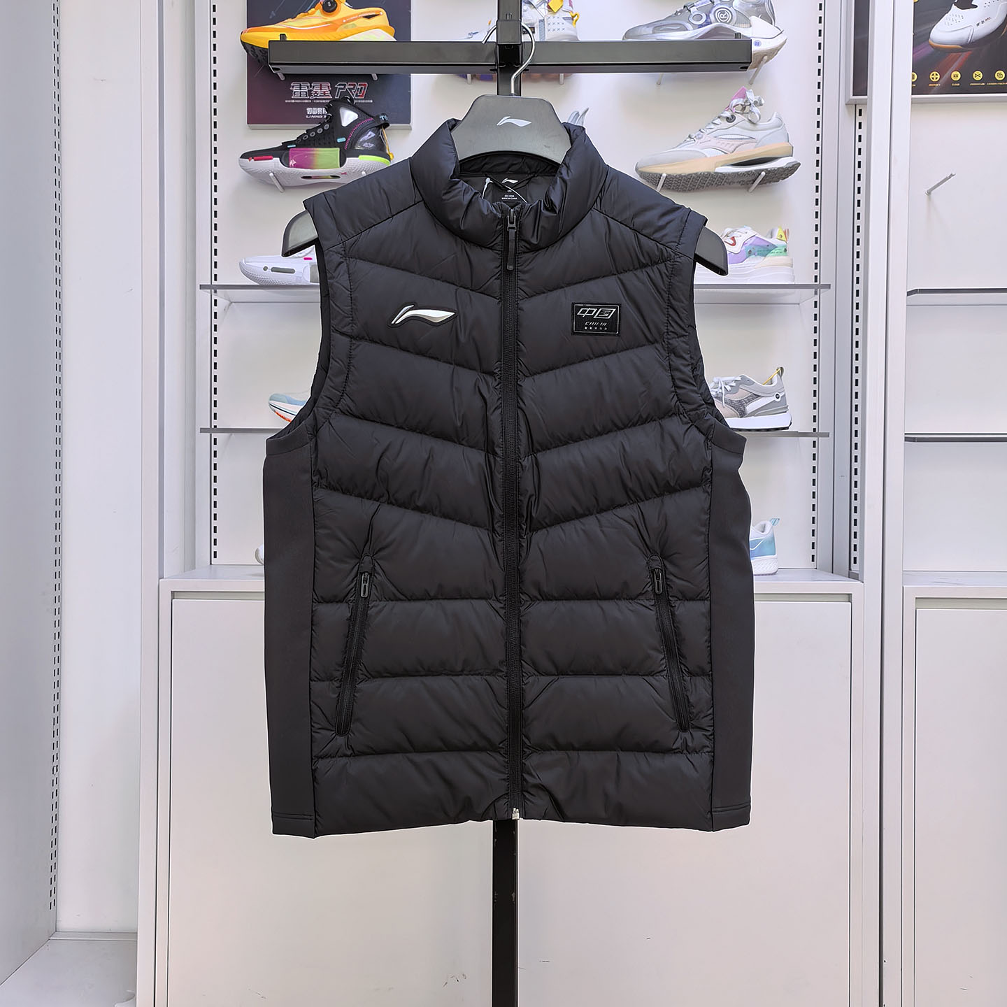 李宁羽绒马甲男子2025新款立领保暖上衣国旗款轻薄马甲AMRV031