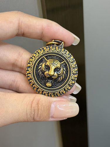 足金黄金老虎头吊坠送女友礼物