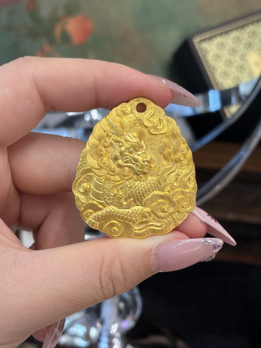 足金黄金錾刻龙牌吊坠送女友礼物
